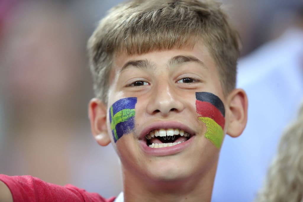 Los fanáticos de Alemania y de Suecia viven la fiesta del segundo partido de ambos países por el grupo F en el Mundial de Rusia 2018, en medio del colorido del certamen.