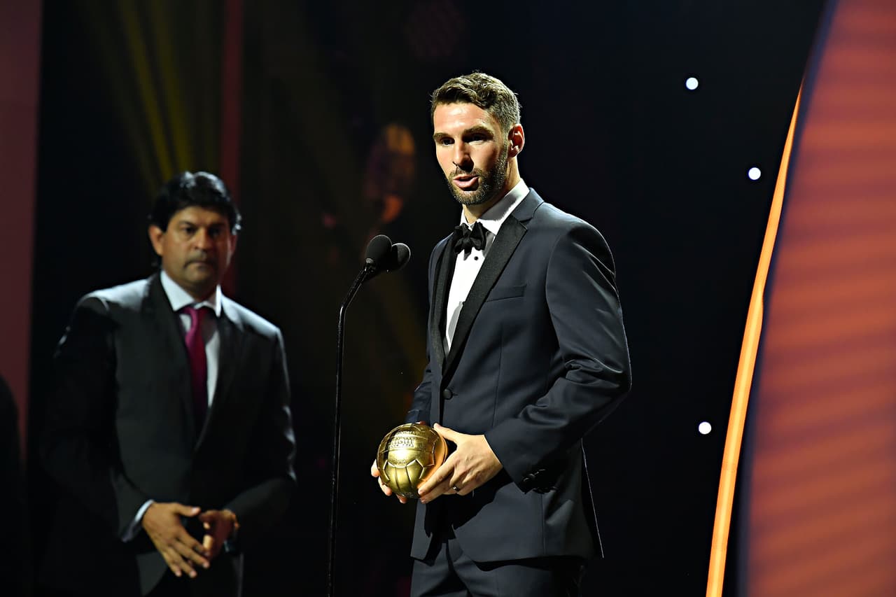 El instinto goleador del argentino Mauro Boselli lo llevó a este preciso instante de recibir un reconocimiento por su calidad de definición en el área.