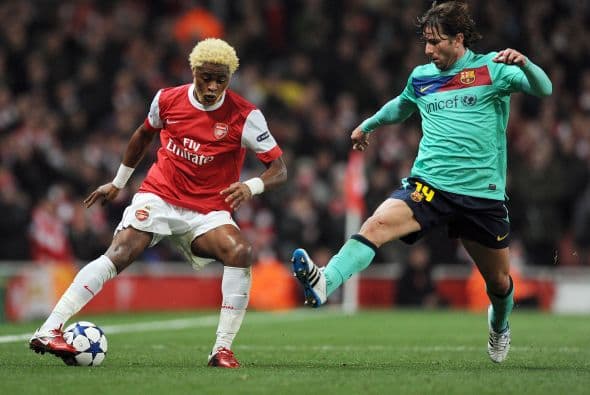 Arsenal parecía apostar a una filosofía de juego distinta a la que le caracteriza tanto a ellos como a los 'culés' y se veía con una propuesta al contragolpe.