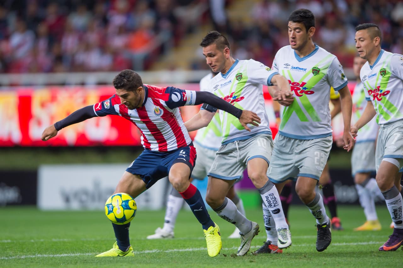Los de Guadalajara atacaron con orden y la claridad de que un gol en contra era un peligrosa opción en medio de la tensión.
