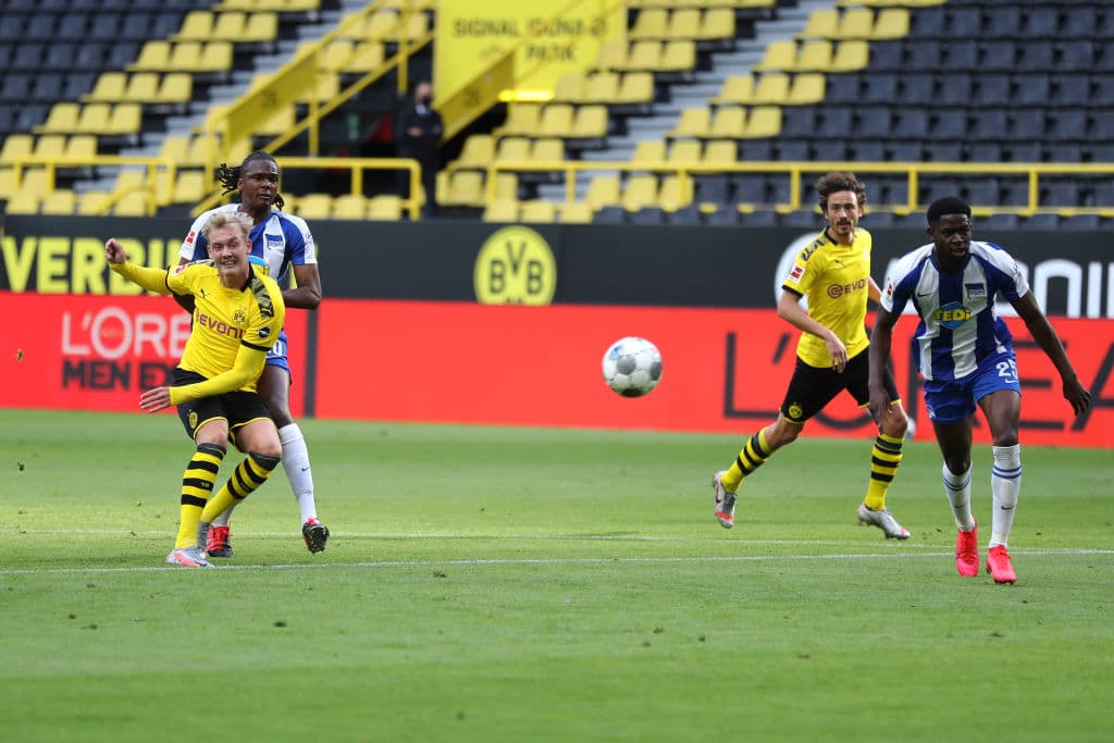 Tras un error en la defensa, Julian Brandt roba el balón y saca el disparo que pasa muy cerca del arco rival.