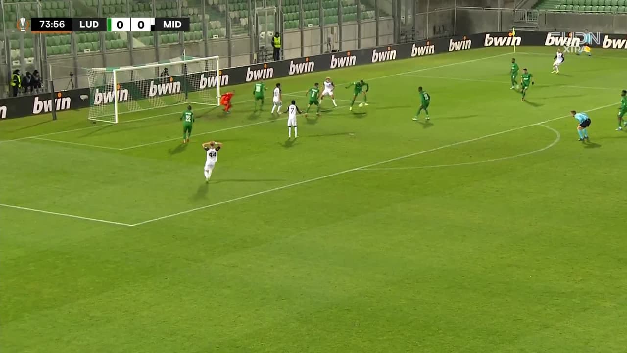 ¡TIRO ATAJADO! disparo por Evander.