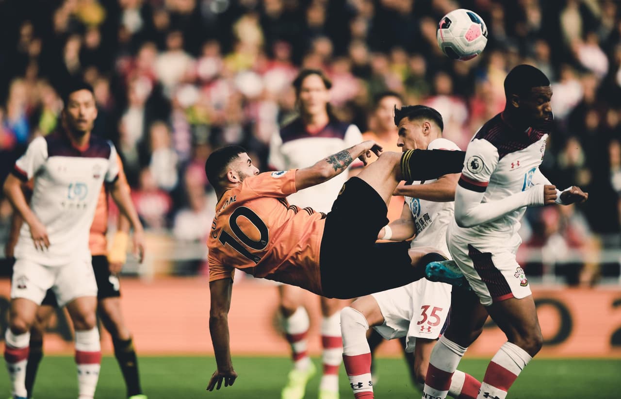 Raúl Jiménez anoto un penal al 61’ y evita la derrota de los Wolves.
