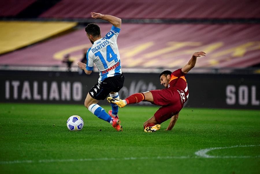 Napoli se impone 2-0 al AS Roma con doblete de Dries Mertens durante la Jornada 28 en la Serie A. El mexicano Hirving Lozano finalmente supera su lesión y regresa a las canchas, esta vez entró al minuto 73 por Elmas.