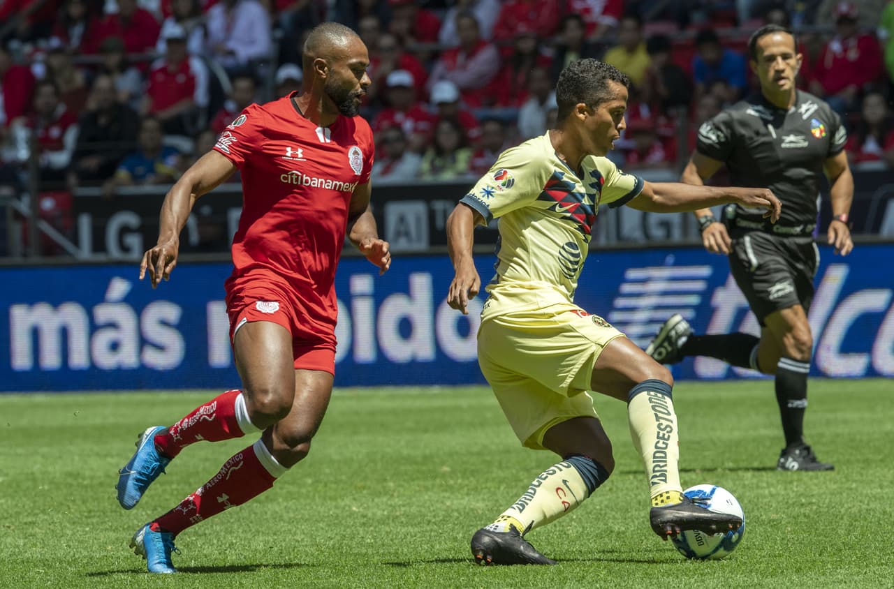Giovani Dos Santos ingresó como titular del encuentro.