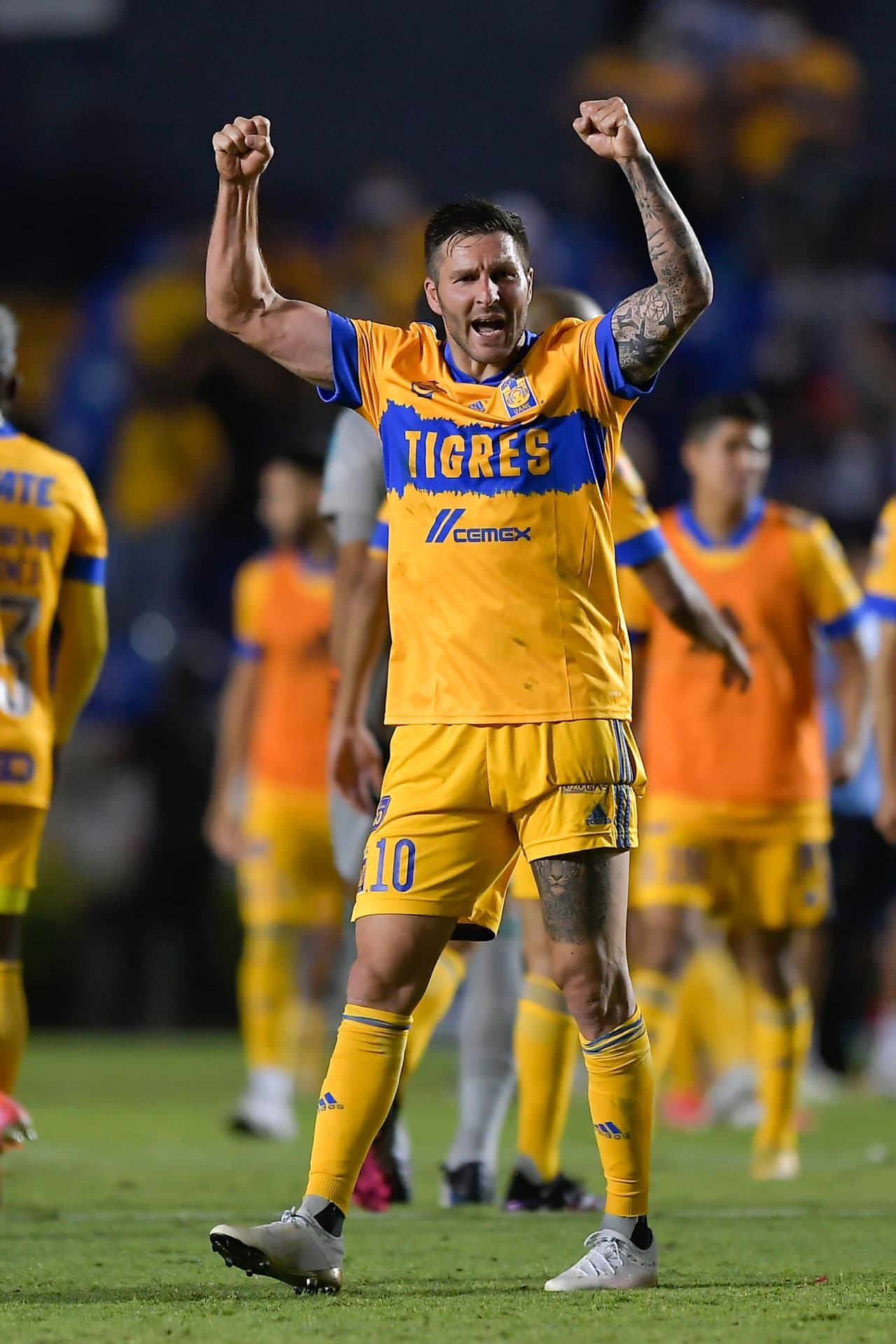 Diablo Núñez felicita a Gignac por el récord del Clásico Regio