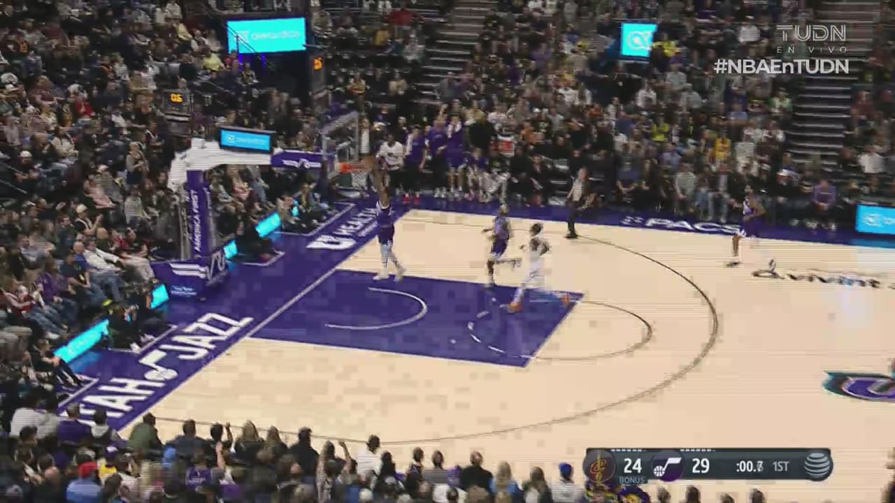 ¡Estaba solo! Rudy Gay hace la hundida y la arena lo ovaciona