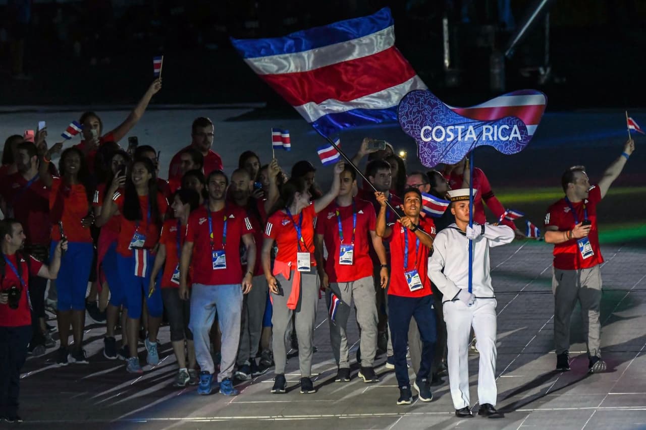 El ciclista Andrey Fonseca fue el abanderado de la delegación de Costa Rica.