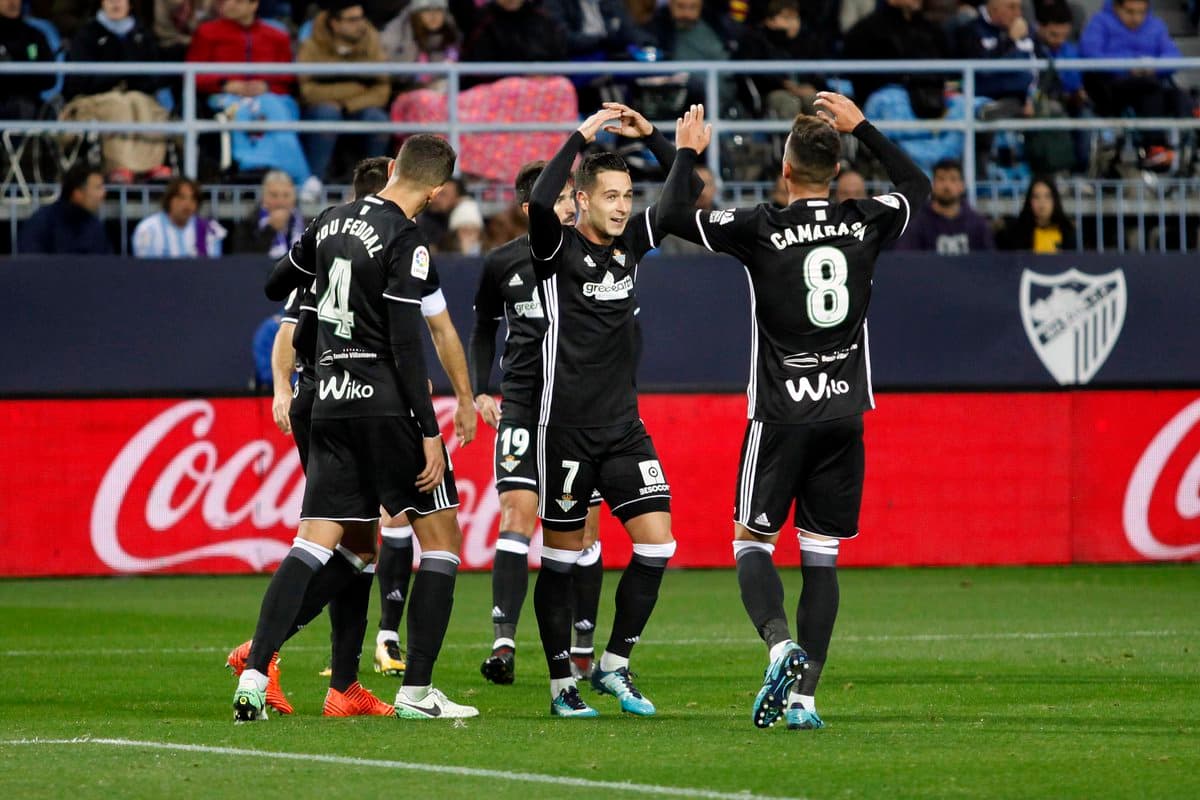 Betis festeja uno de sus dos goles ante el Málaga.