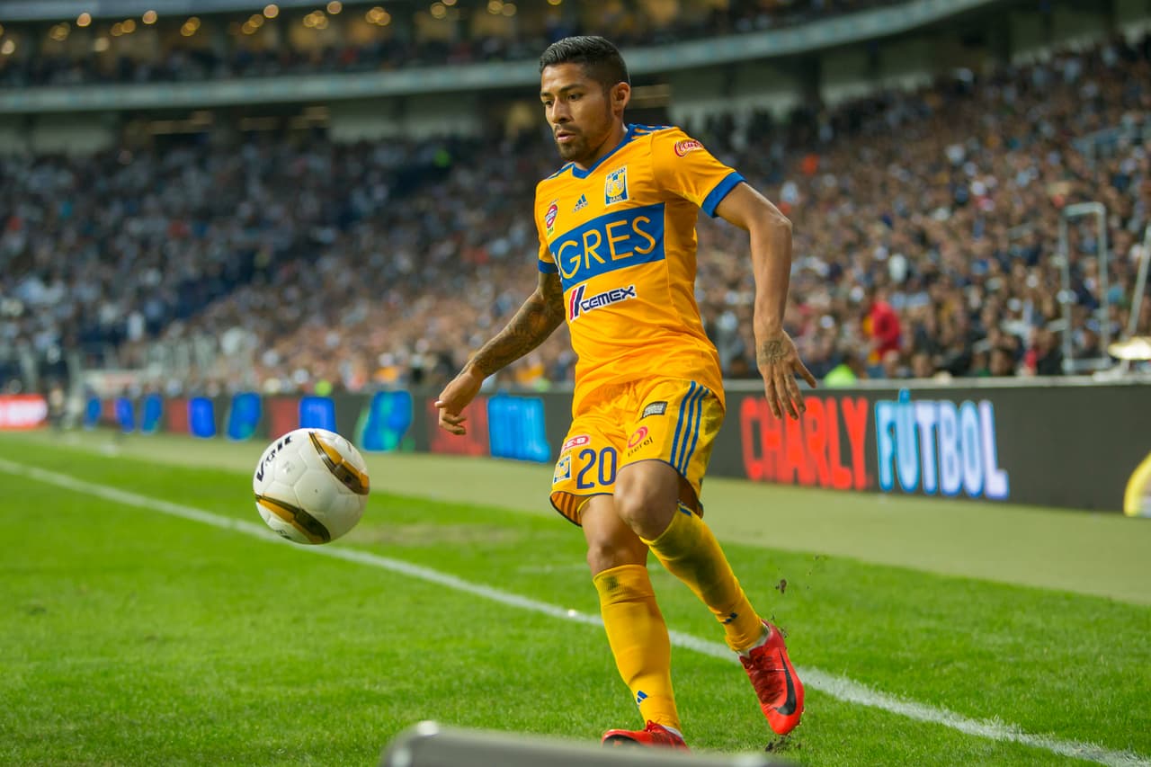 Pequeño, habilidoso y sorprendentemente rápido, Javier Aquino es un regateador clásico. Va por la banda de gran manera, pero además suele cumplir con labores defensivas y eso no tiene nada de clásico.