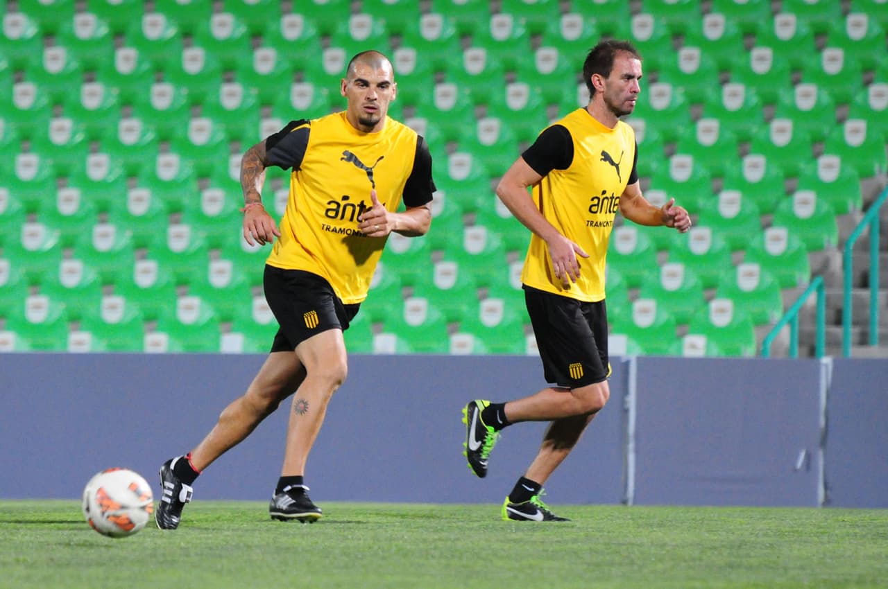 Otro defensa central de mucha jerarquía en los Tiburones Rojos era el uruguayo Damián Macaluso, ex Peñarol de Montevideo.