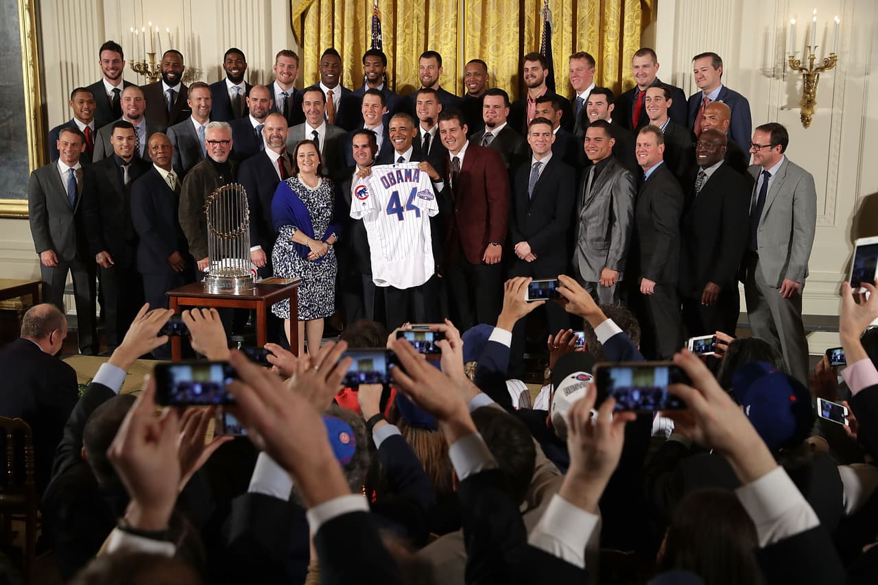 En el encuentro, colmado por medios al ser uno de los últimos en el mandato de Obama, el actual presidente recibió una camiseta conmemorativa.