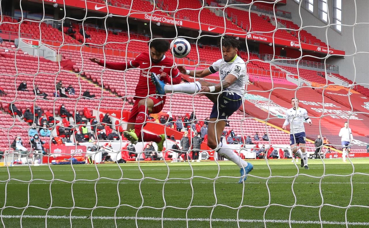 Finalmente llegó el empate al minuto 57 gracias a que Mohamed Salah aprovechó un rebote del arquero Martínez para empujar el balón con la cabeza.