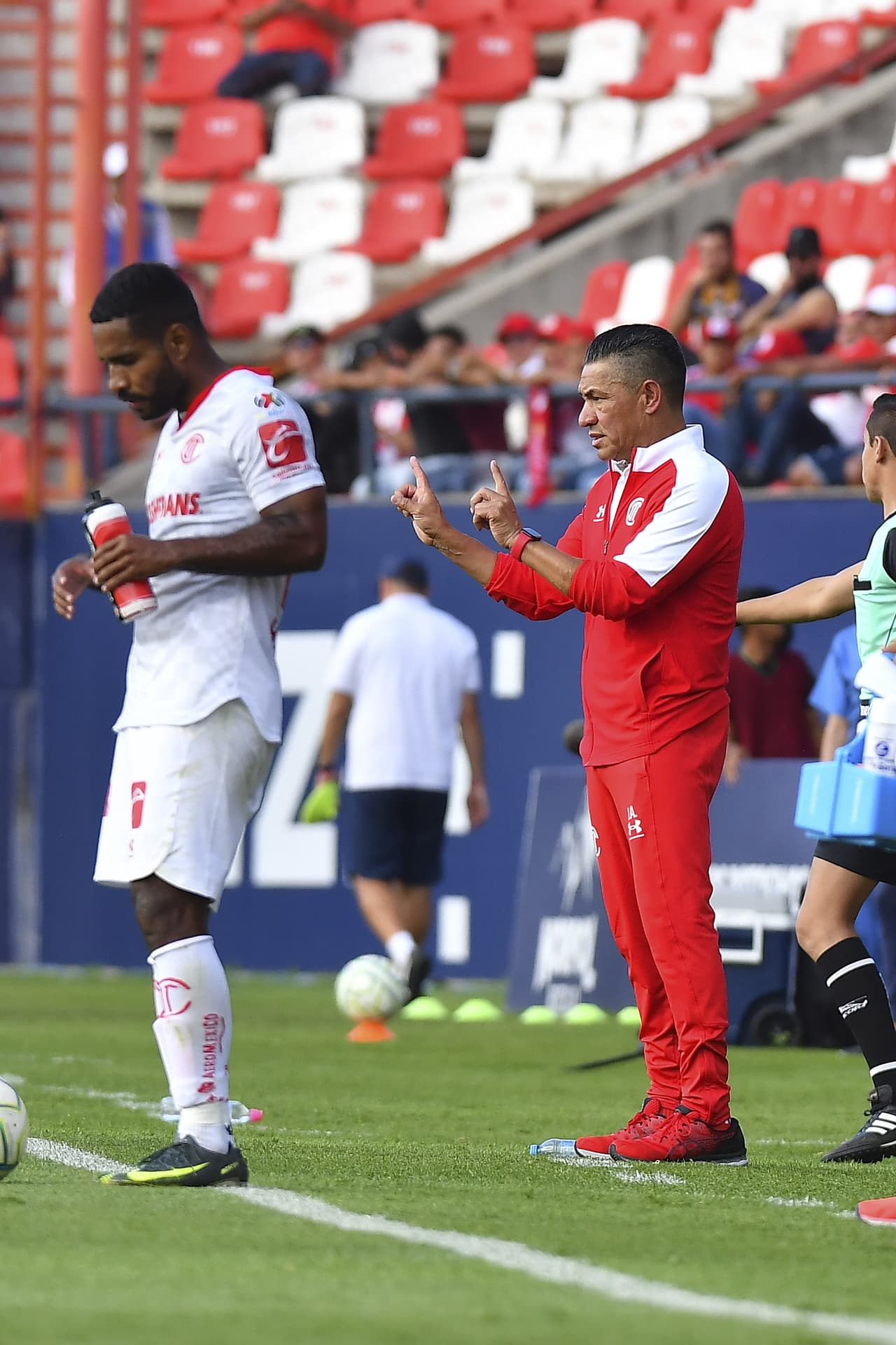 Ambriz intentaba que su escuadra reaccionara.