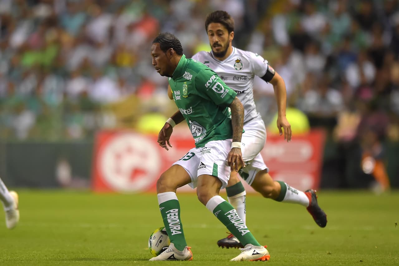 Conforme avanzaban los minutos la escuadra local se adaptó mejor y empezó a generar oportunidades en el área rival.