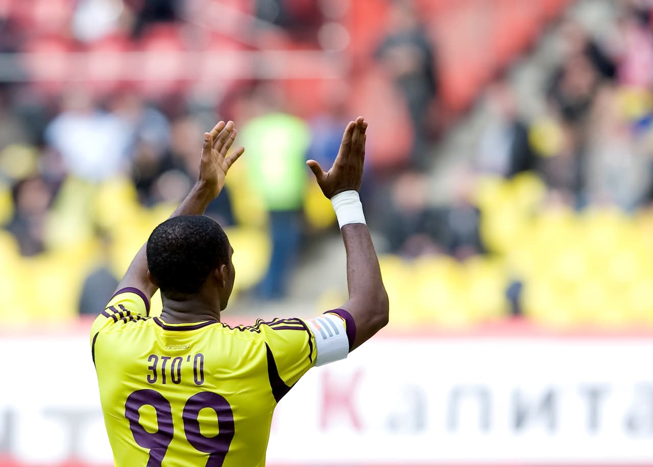 El declive de su carrera comienza en el 2010, cuando ficha por el Anzhi de Rusia tentado por un salario de más de 20 millones de dólares anuales.