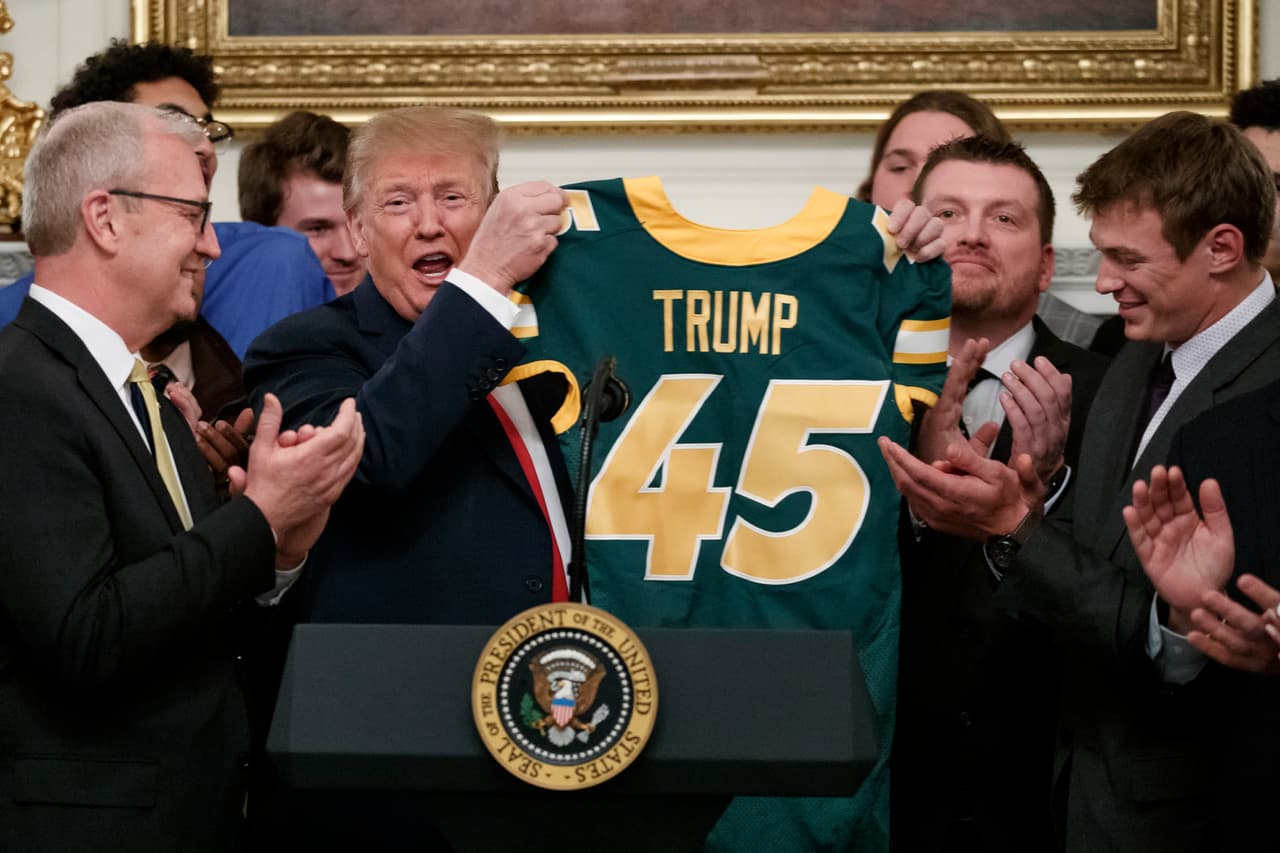 Nadie pareció quejarse por el detalle de las hamburguesas y Trum lució muy feliz con su jersey de la Universidad de North Dakota.