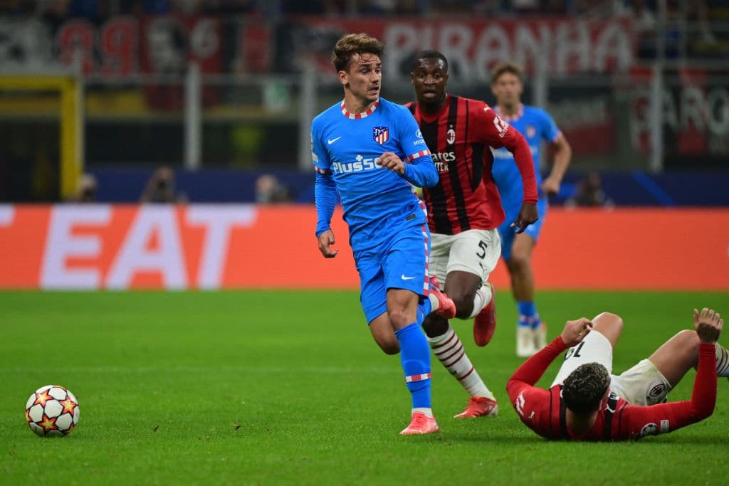 Con goles de Antoine Griezmann al 84 y Lusi Suárez al 90+7, el Atlético de Madrid consigue una magistral remontada 1-2 en su visita al Milan.