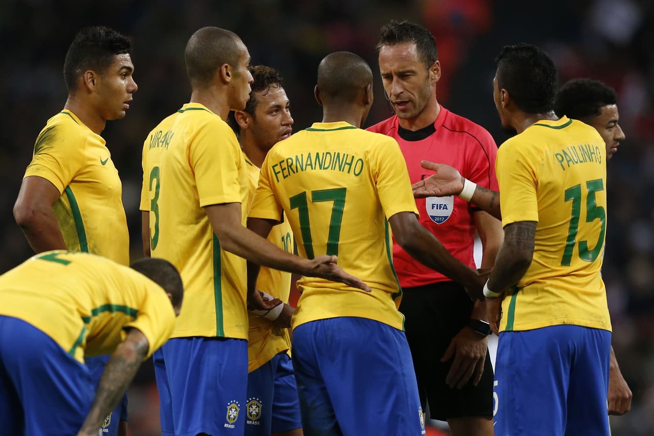 El árbitro le dio manejo al partido a pesar de los reclamos de los visitantes ante la rudeza de los locales.