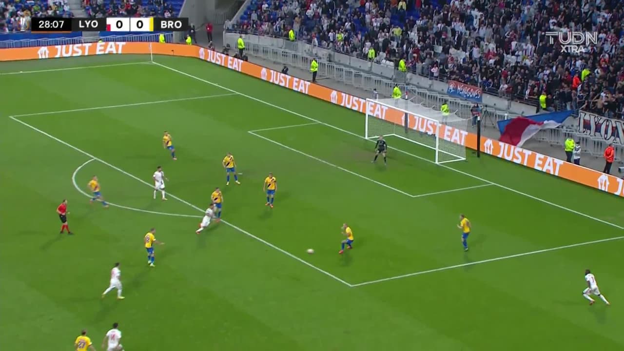 ¡TIRO ATAJADO! disparo por Thiago Mendes.