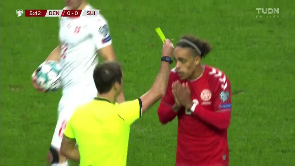 Tarjeta amarilla. El árbitro amonesta a Yussuf Poulsen de Denmark