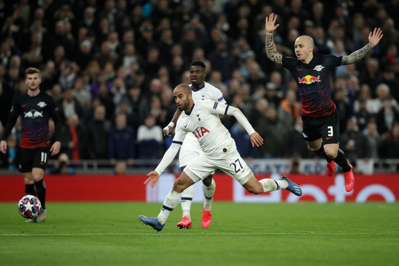 Lucas Moura buscaba aprovechar su velocidad para sacar ventaja pero la pelota se alarg´ó demasiado.