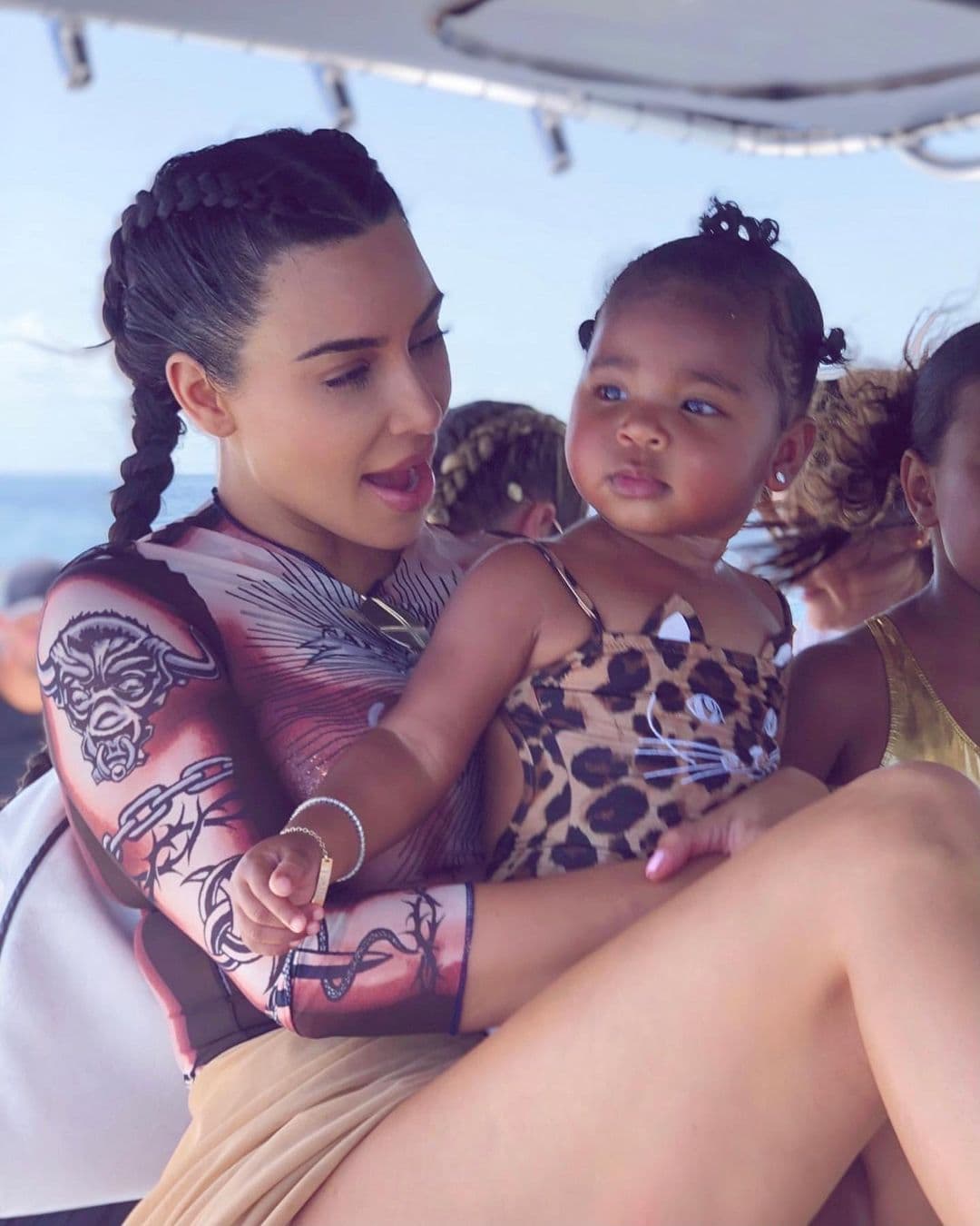 Kaney repetidamente la describió como la "chica de sus sueños" y comparó su cuerpo con el "arte".