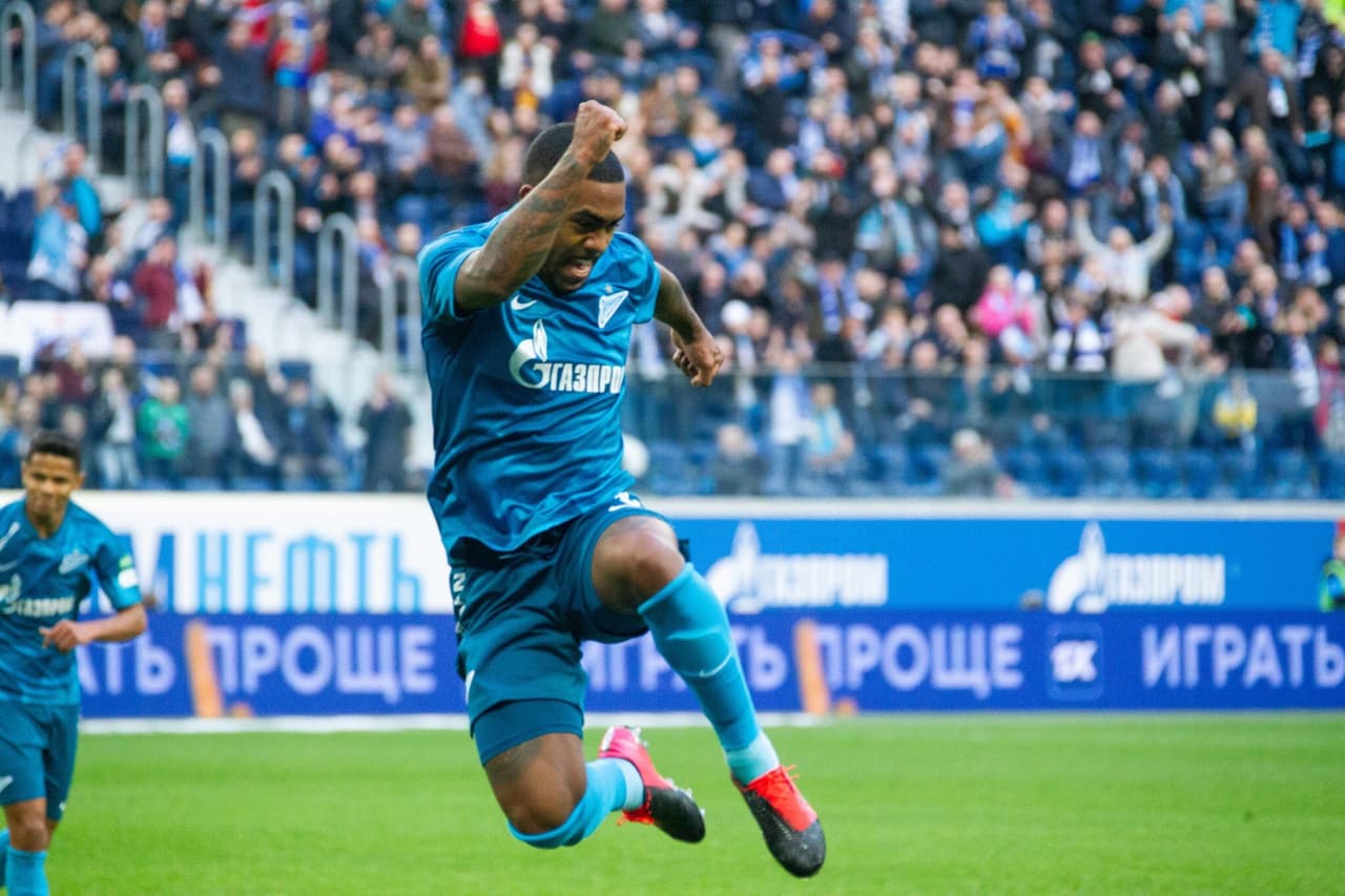 Zenit usa dron para entregarle a Malcom trofeo de mejor futbolista