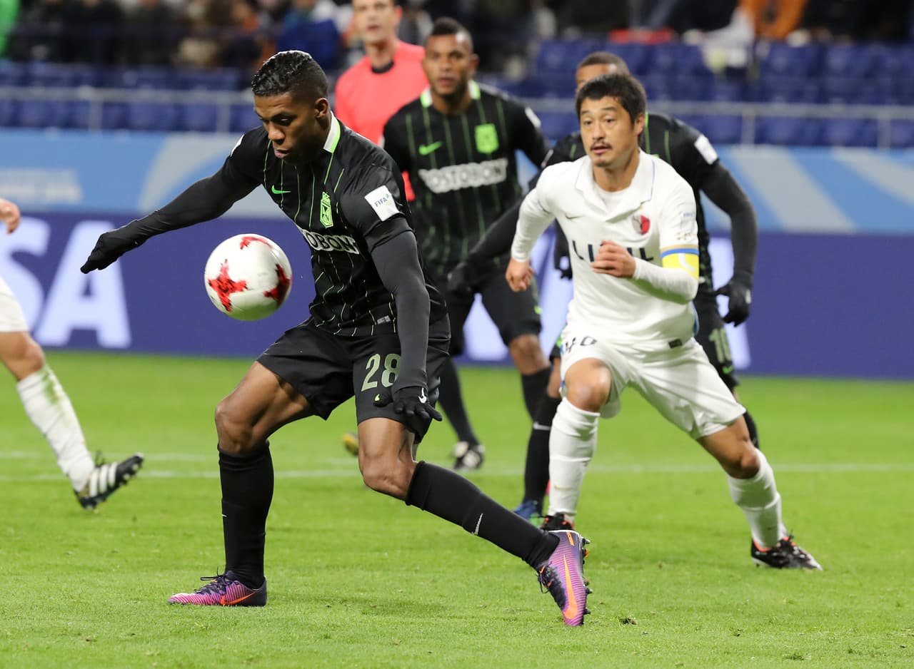 Aunque Nacional trató de expltotar las bandas, el equipo japonés controló y aprovechó para retomar la calma luego de varias opciones de peligro en contra y atacar a los colombianos.