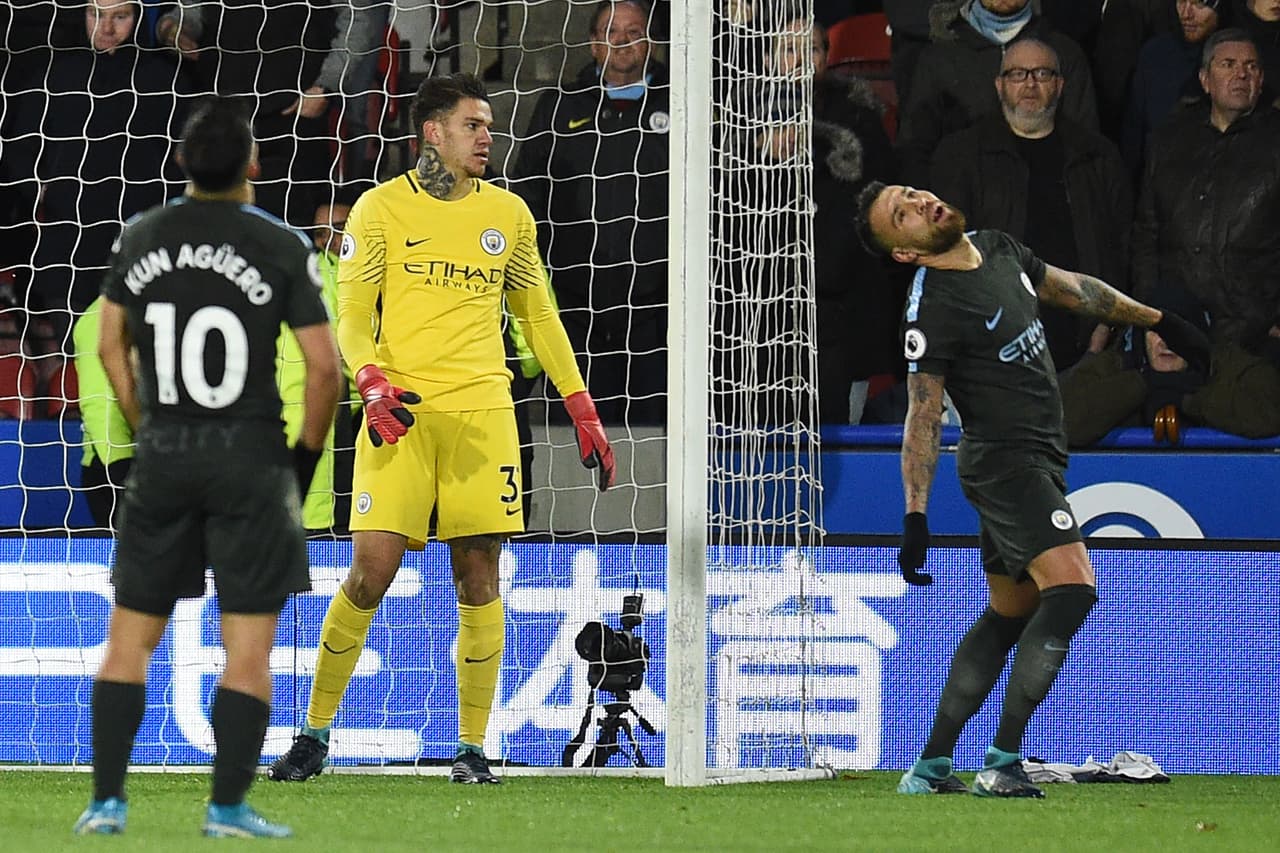 Tiro de esquina de Huddersfield, cabezazo de Chris Schindler y el balón rebotó en el pecho del defensa argentino.