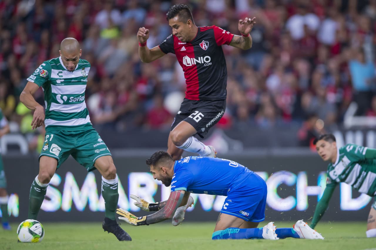Atlas presionó y puso en problemas en más de una ocasión al arquero Jonathan Orozco (centro, en el suelo).