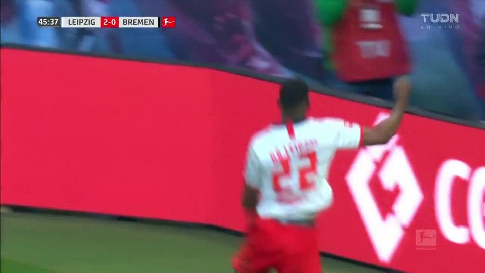¡GOOOL! Nordi Mukiele anota para RB Leipzig