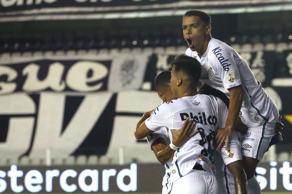 Santos sabe como jugar de local y hace que Gremio se arrepienta de haber pisado su cancha al vencerlos 4-1 y conseguir su lugar en las semifininales del torneo.