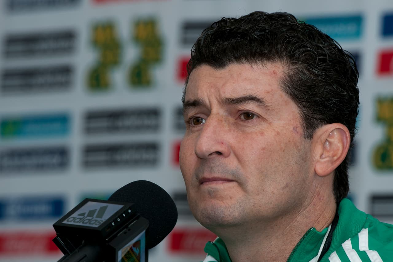 Hubo un cambio radical en el técnico del Tri, pues el equipo se veía perdido, sin rumbo, la declinación de Carlos Vela ante el llamado y el mal trato de la prensa, fueron elementos que sumaron a su destitución.