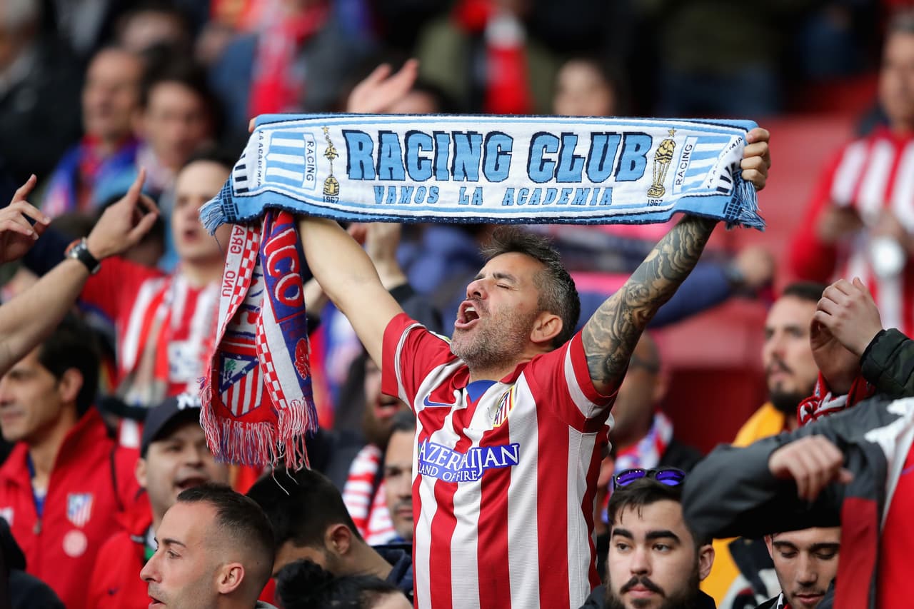 Los fanáticos de Arsenal y Atlético de Madrid vivieron con intensidad y alegría en medio del partido de ida de la semifinal de Europa League en Londres.