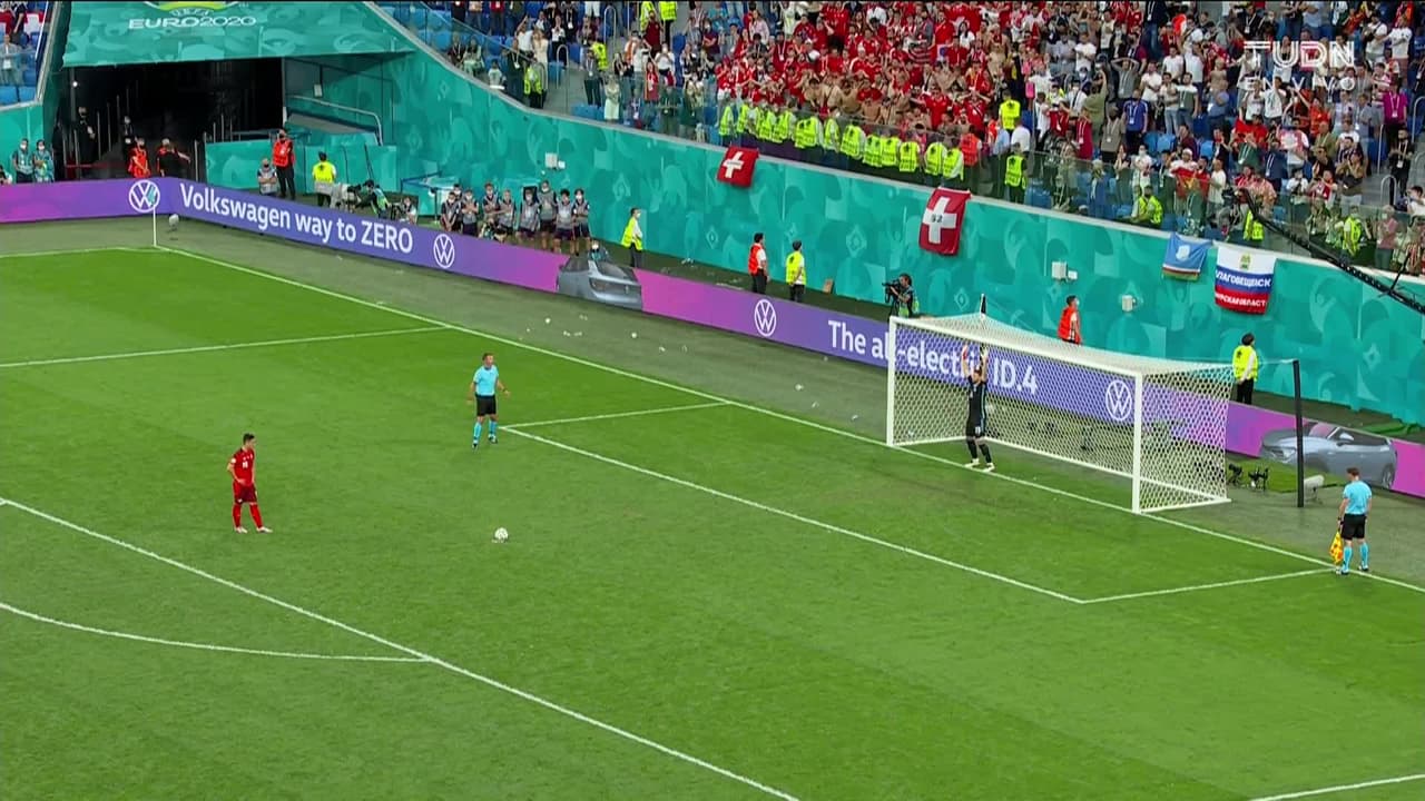 ¡CERCA! Sergio Busquets disparó que se estrella en el poste.