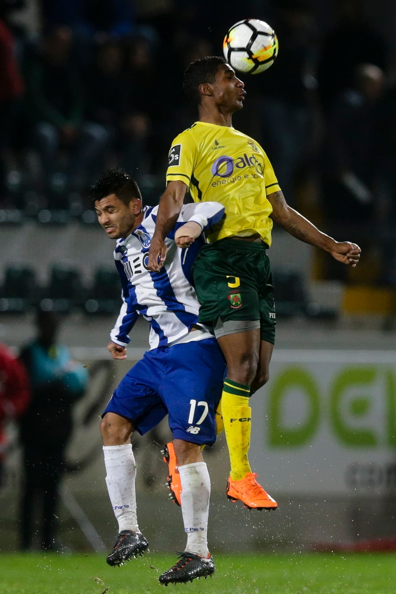 <b>Paços Ferreira 1-[0] Porto: </b>sorpresiva derrota del Dragao en su visita al Paços con la participación de Jesús 'Tecatito' Corona, quien jugó 76 minutos. Sin embargo, el equipo de los mexicanos –Diego Reyes fue suplente y Héctor Herrera no fue convocado– sigue líder.