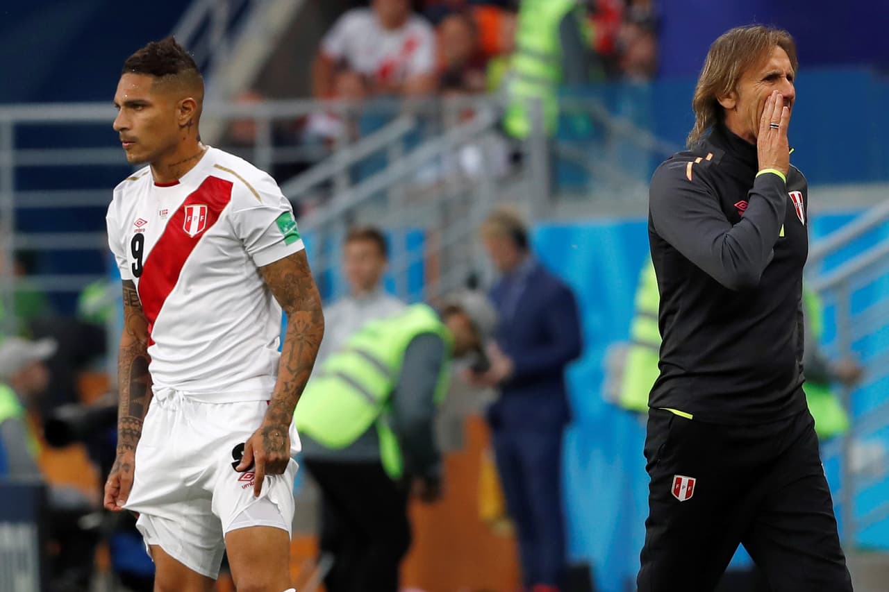 El técnico Ricardo Gareca de Perú realizó el cambio de entrada de Paolo Guerrero en lugar de Edison Flores.