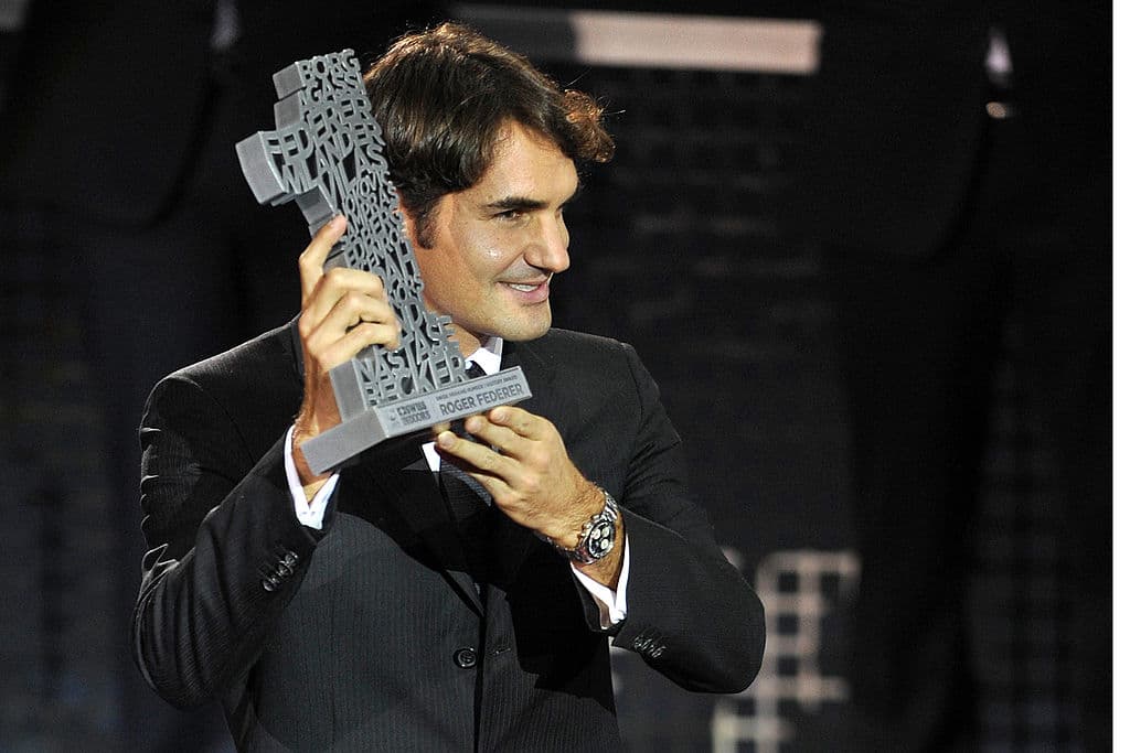 Los jugadores pueden ser considerados después de cinco años fuera del circuito y necesitan ser seleccionados por el 75% del grupo de votantes, que incluye a medios de comunicación de tenis, historiadores, líderes de la industria, miembros del Salón y aficionados.