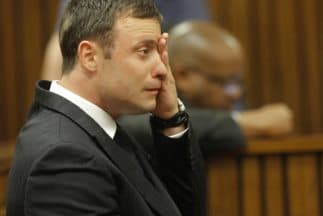Oscar Pistorius llora durante la exposición de la jueza.