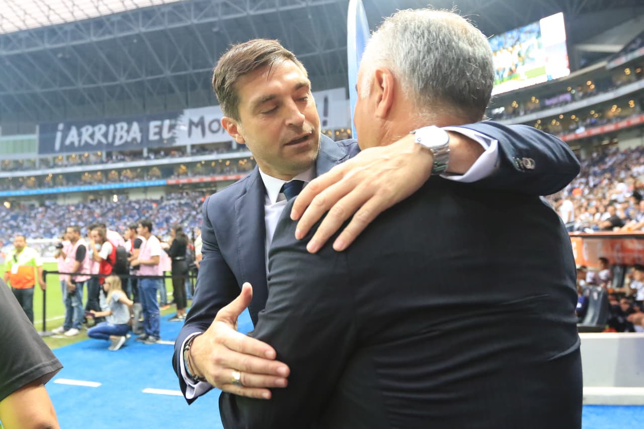 Los técnicos Diego Alonso de Rayados y Guillermo Vazquez de Necaxa (derecha) se saludaron antes de comenzar el partido.