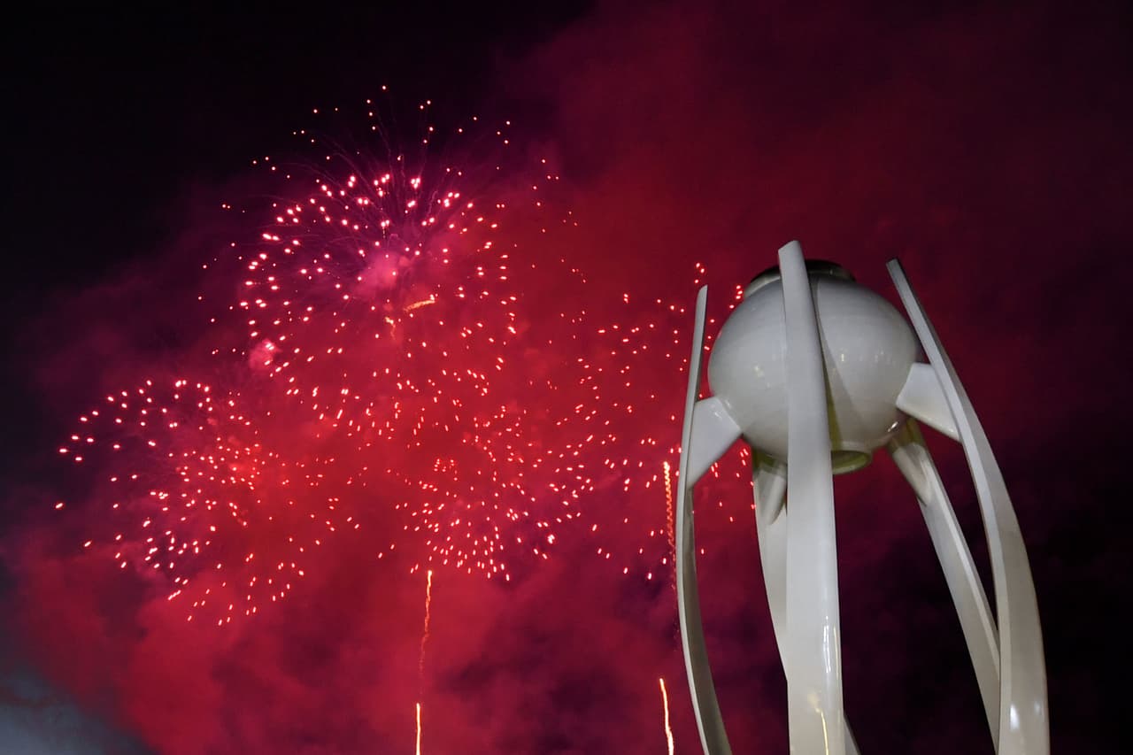 La ceremonia de cierre de Juegos Olímpicos de Invierno en Pyeongchang 2018 tuvo pirotecnia, luces, baile, música y colorido, un espectáculo que reflejó el brillo de la competencia en Corea del Sur.
