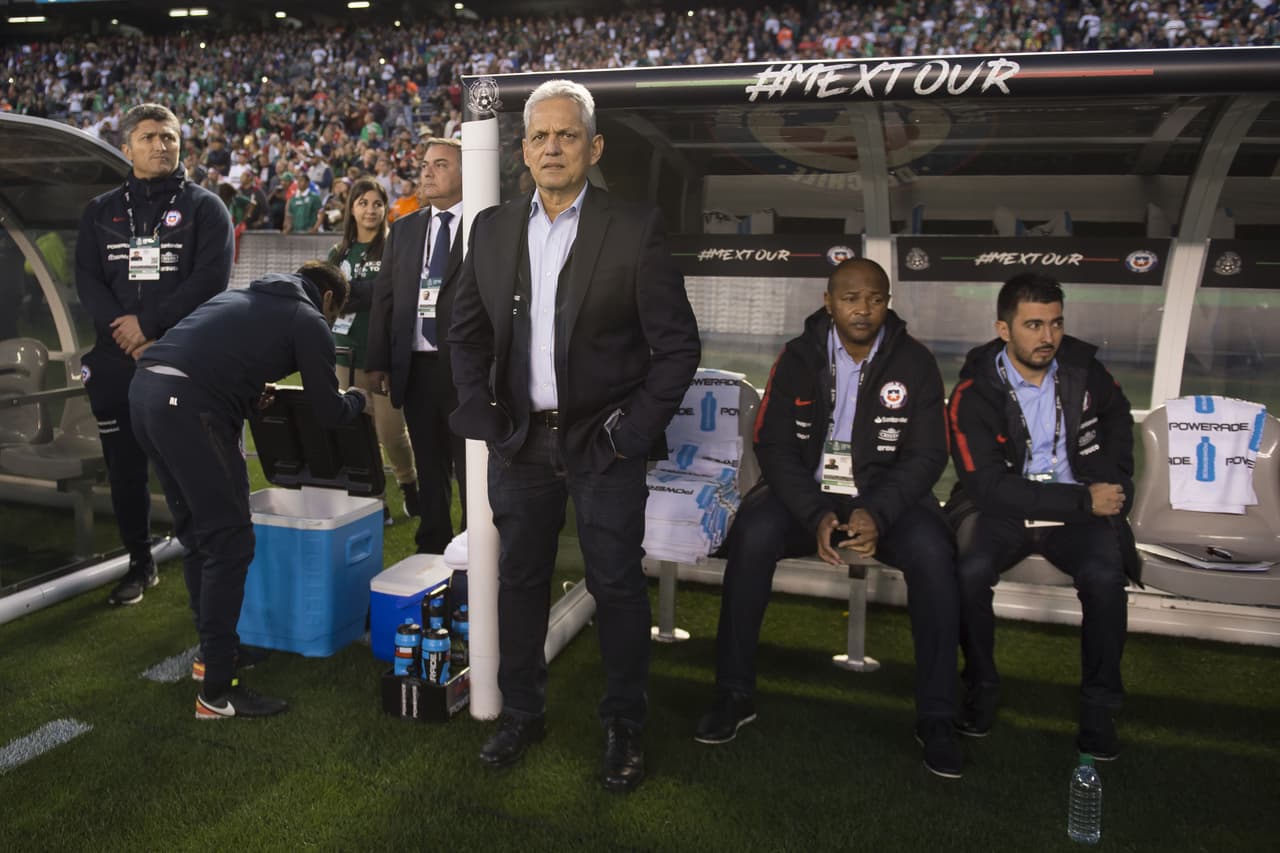 Reinaldo Rueda, entrenador de la Selección Chilena ha dirigido 11 partidos y tras la goleada del Tri anunció su renuncia.
