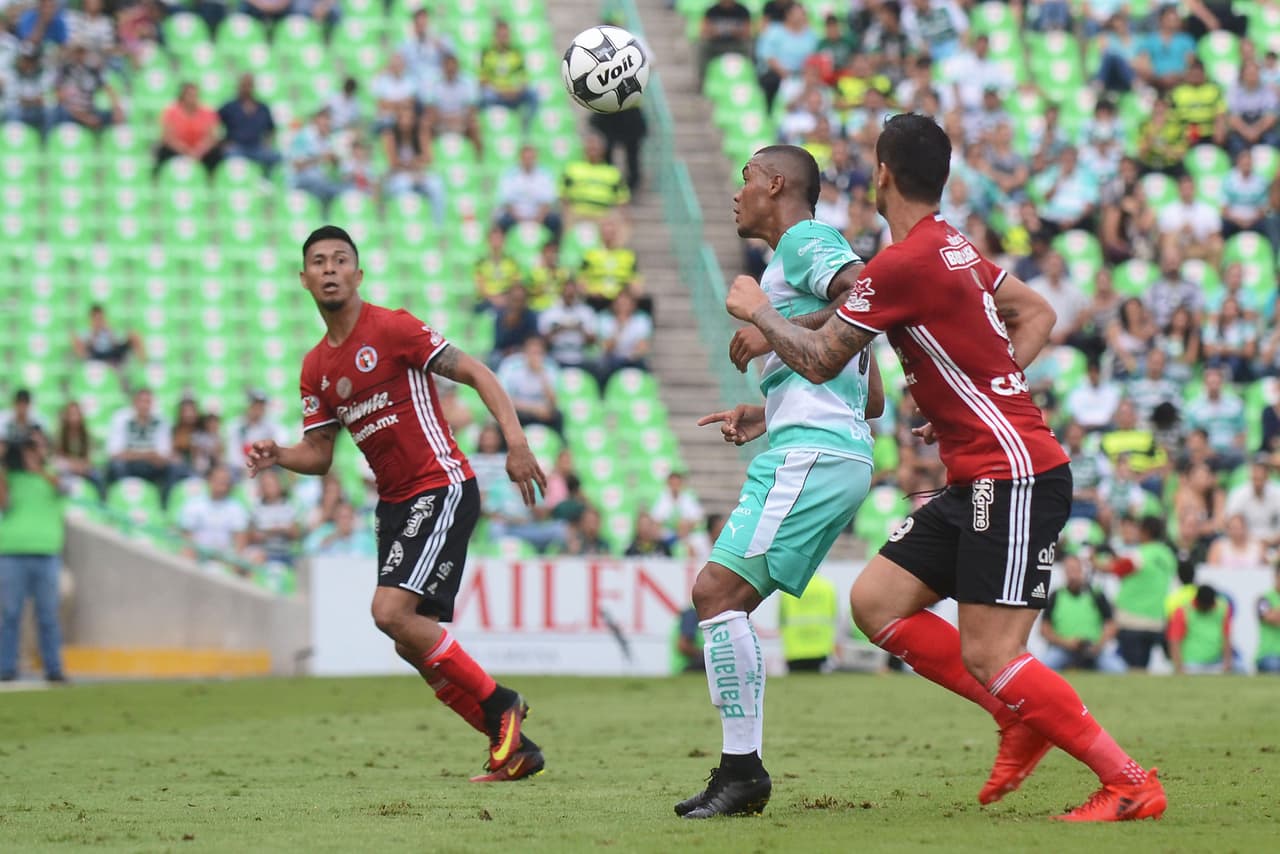 Xolos tiene un paso muy parejo en lo que va de la campaña. Únicamente tiene una derrota en las 11 fechas y ocurrió en la jornada dos ante Puebla. El fin de semana se metió al patio de Santos y le pegó al son de 2-1 con un juego práctico que le devolvió el liderato.