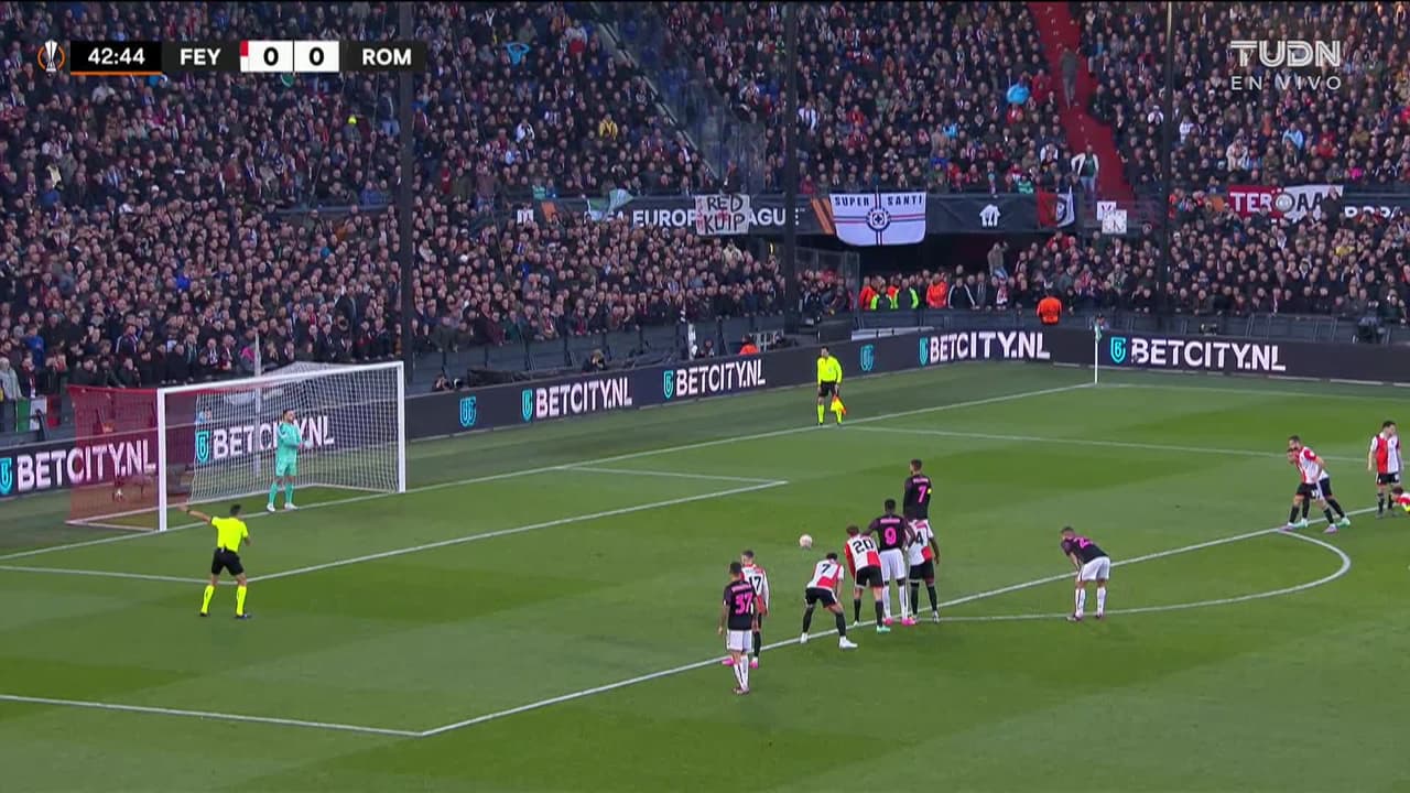 ¡CERCA! Lorenzo Pellegrini disparó que se estrella en el poste.