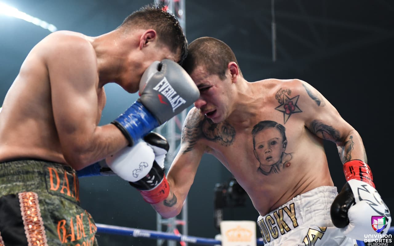En la pelea coestelar de la noche, el campeonato supergallo de la Asociación Mundial de Boxeo (AMB), Daniel Roman le quitó el invicto al mexicano Moisés 'Chucky' Flores por amplia decisión unánime. Las tarjetas fueron de 116-112, 118-110 y 120-108 para el campeón.
