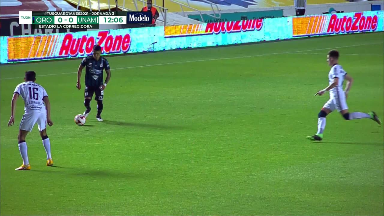 ¡CERCA! Kevin Ramírez disparó que se estrella en el poste.