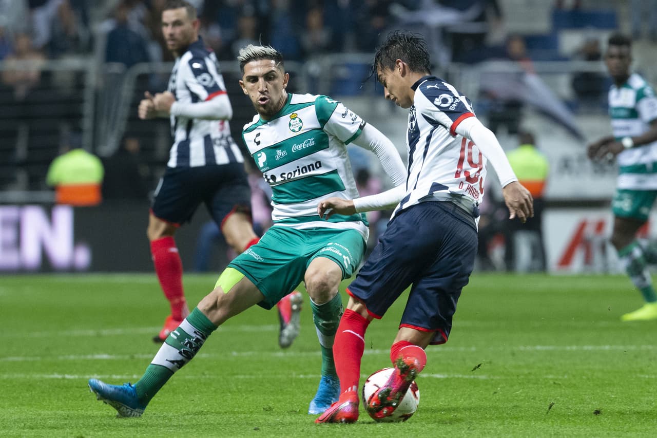 Daniel Parra amaga y se lleva al mediocampista Diego Valdés.