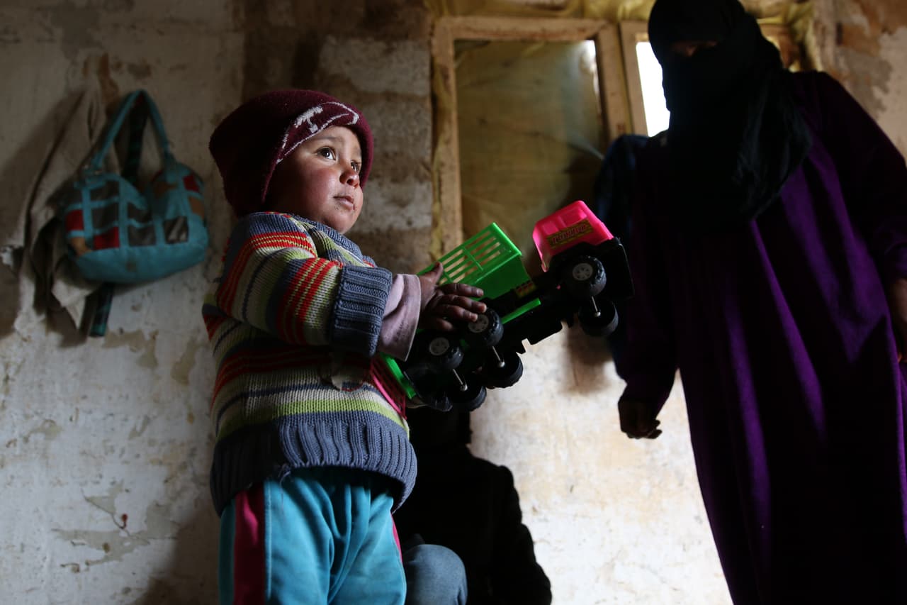 Un niño juega con un camión de juguete, en Dara, Siria. 8 de febrero de 2017.