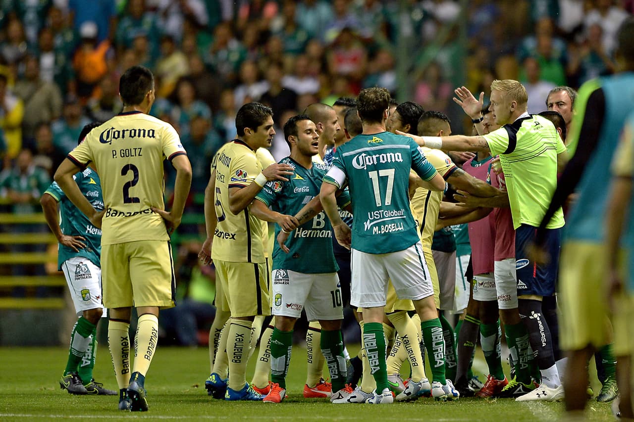 Goltz le reclamó a Pizzi un jalón